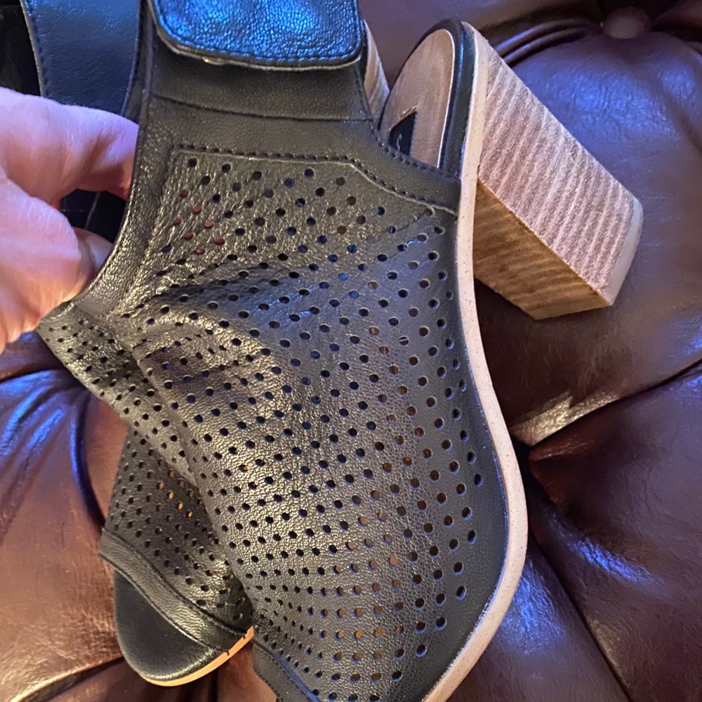 Steve Madden open toe, black chunky heels